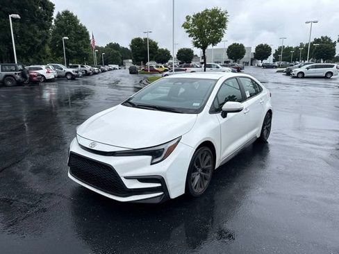 Used 2025 Toyota Corolla SE FWD image 2