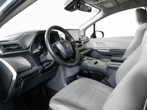 Used 2022 Toyota Sienna LE image 13