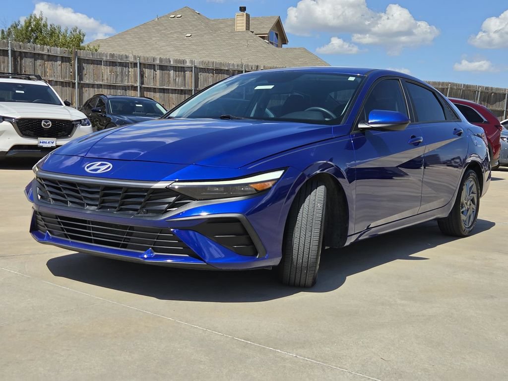 Used 2024 Hyundai Elantra SEL FWD image 2