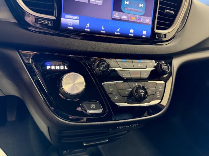 Used 2025 Chrysler Pacifica Select FWD image 17