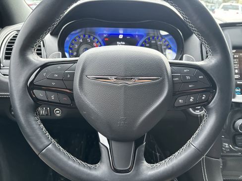 Used 2023 Chrysler 300 C image 11