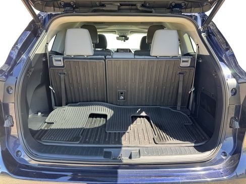 Used 2022 Toyota Highlander XLE AWD/4WD image 19