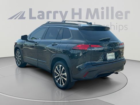 Used 2022 Toyota Corolla Cross XLE w/ Convenience Package AWD/4WD image 3