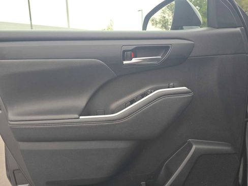 Certified 2024 Toyota Highlander XLE image 22