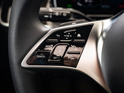 Used 2025 Mercedes-Benz GLC 300 4MATIC image 26