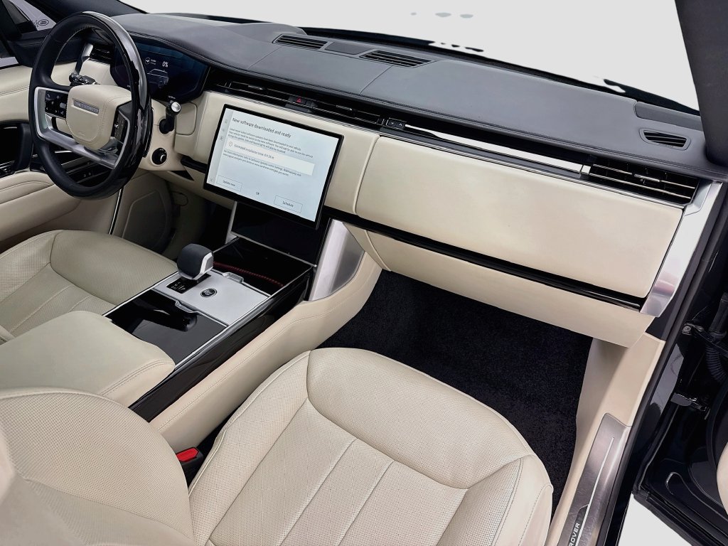 Used 2025 Land Rover Range Rover SE AWD/4WD image 16