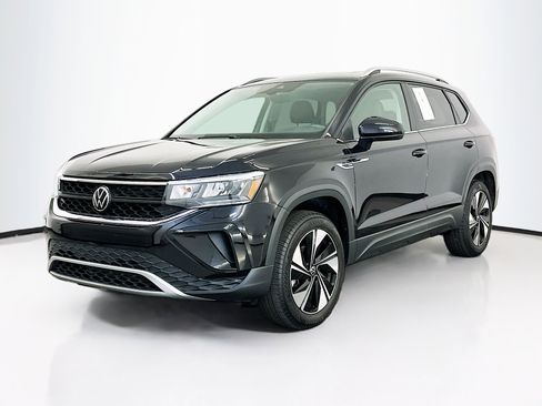 Used 2024 Volkswagen Taos SE w/ Panoramic Sunroof Package image 3