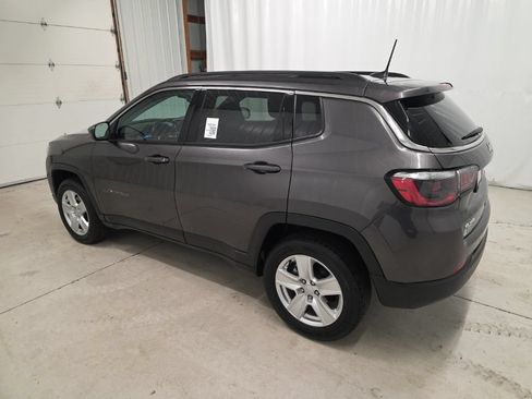 Used 2022 Jeep Compass Latitude w/ Convenience Group AWD/4WD image 3