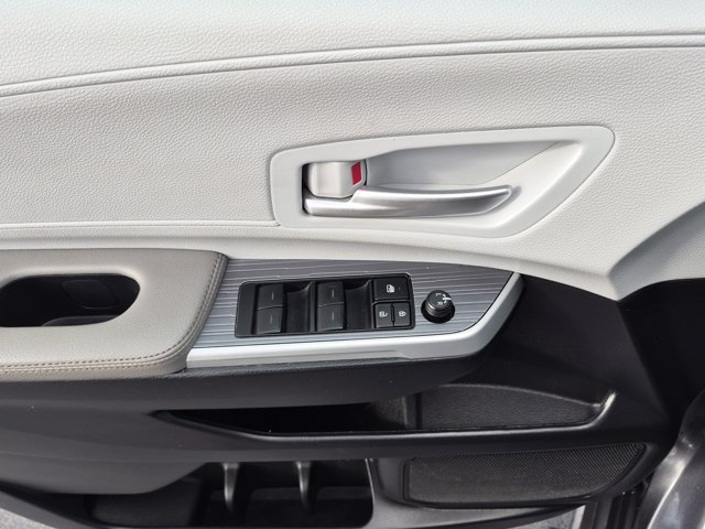 Used 2025 Toyota Sienna XLE FWD image 18