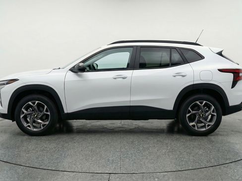 Used 2025 Chevrolet Trax LT FWD image 5