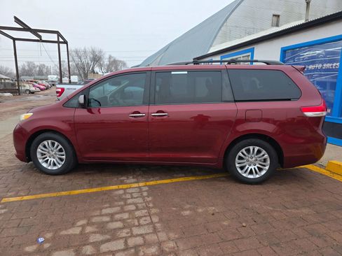 Used 2013 Toyota Sienna XLE image 6