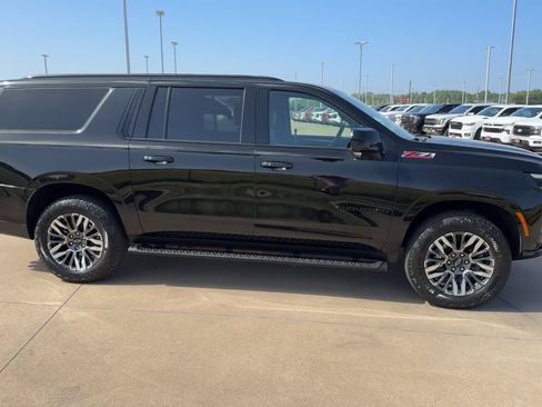 Used 2025 Chevrolet Suburban Z71 AWD/4WD image 2