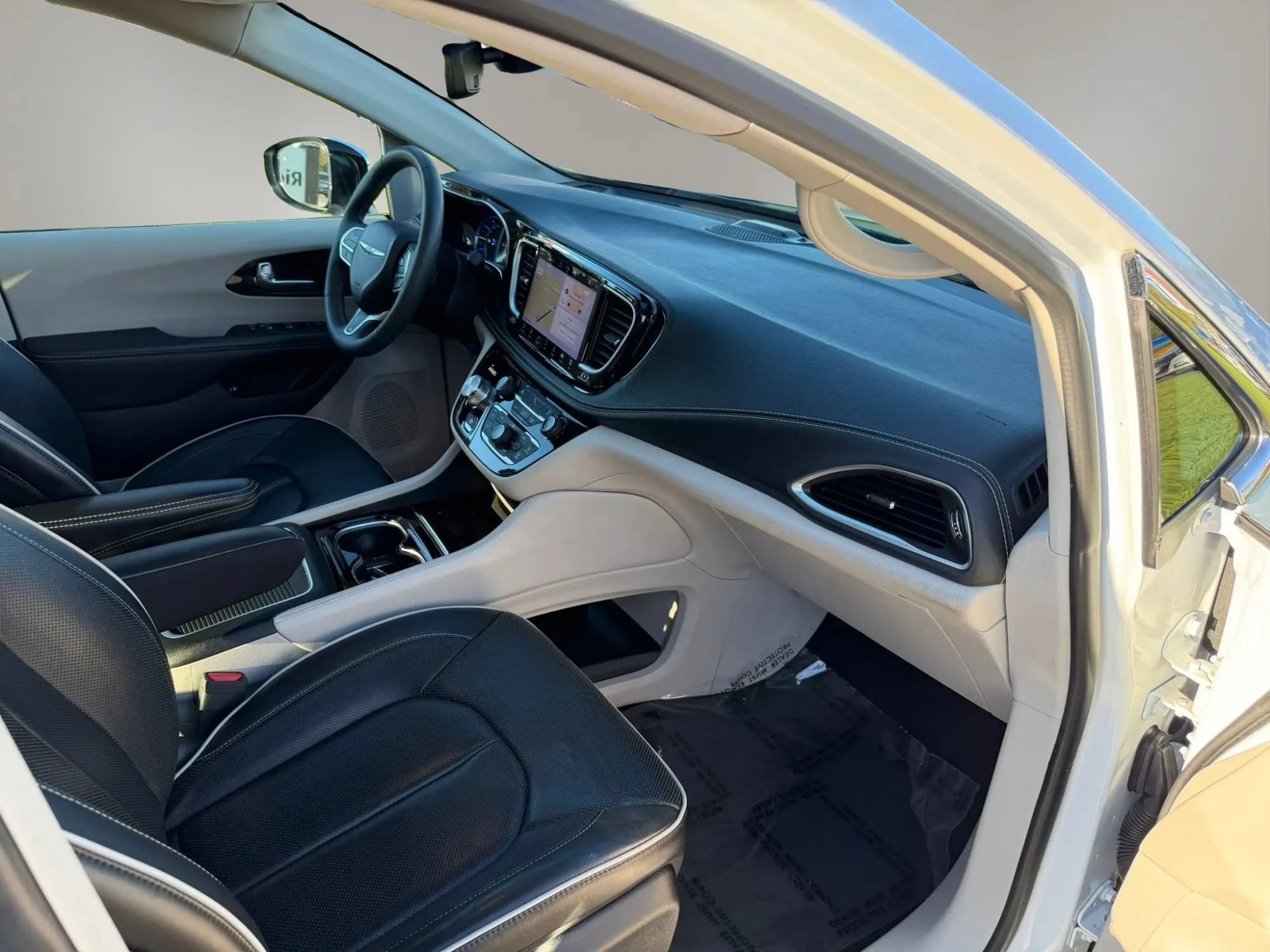 Used 2023 Chrysler Pacifica Limited w/ Uconnect Theater Family Group FWD image 54