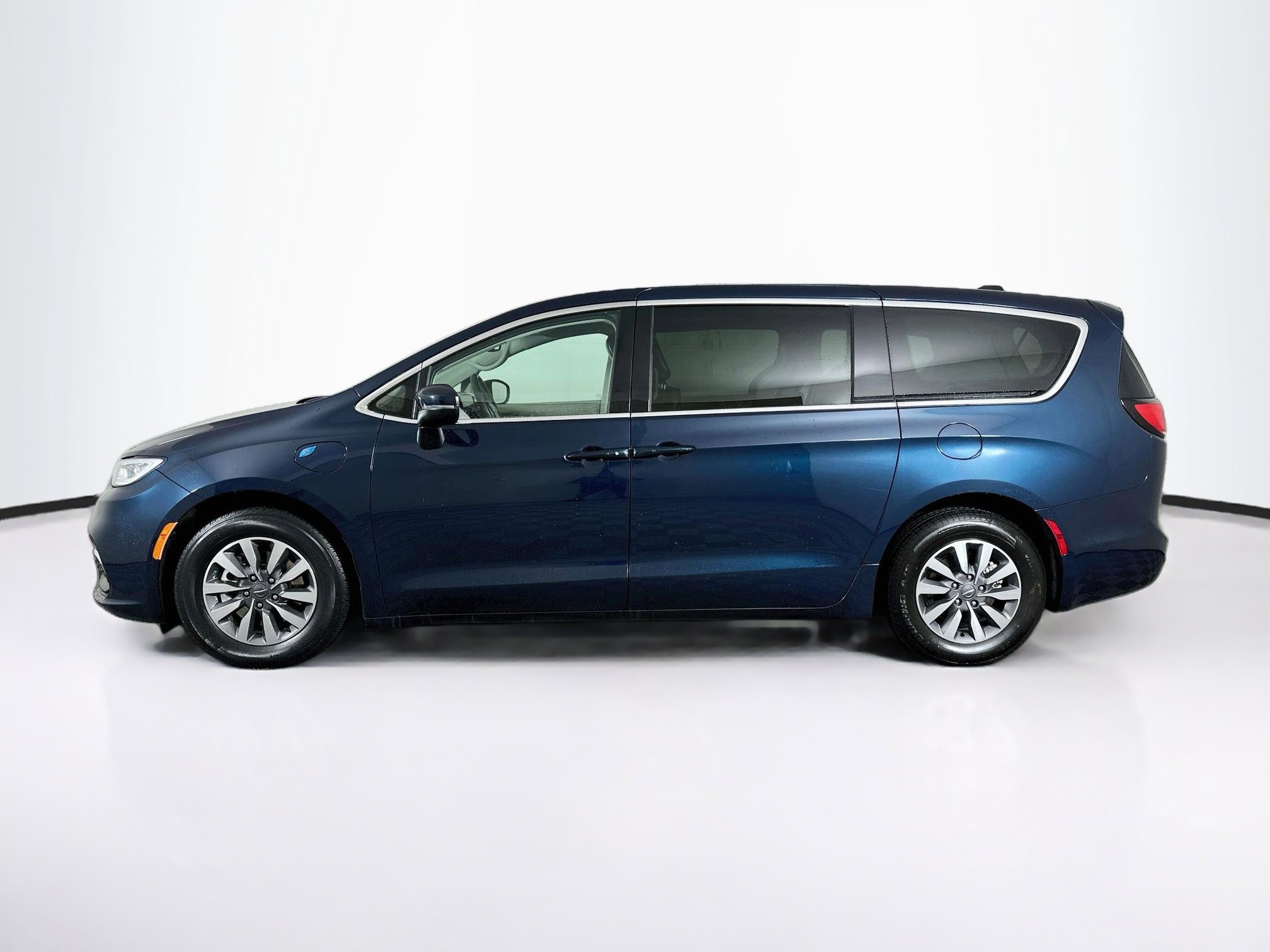 Used 2023 Chrysler Pacifica Touring-L FWD image 4