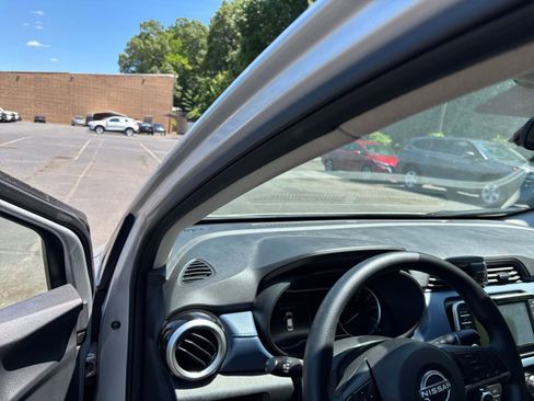 Used 2025 Nissan Versa SV FWD image 32