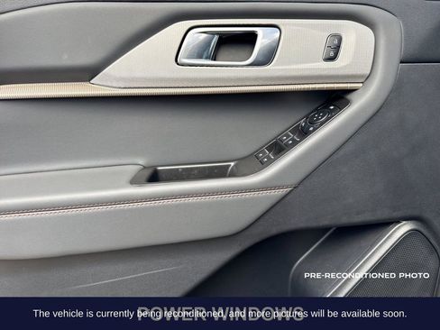 Used 2025 Ford Explorer Active w/ Active Comfort Package RWD image 13