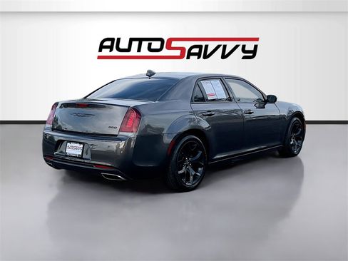 Used 2022 Chrysler 300 Touring w/ Sport Appearance Package image 7