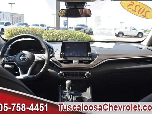 Used 2025 Nissan Altima 2.5 SV FWD image 3