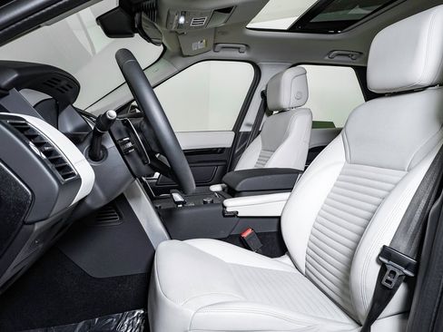 Used 2025 Land Rover Discovery S image 19