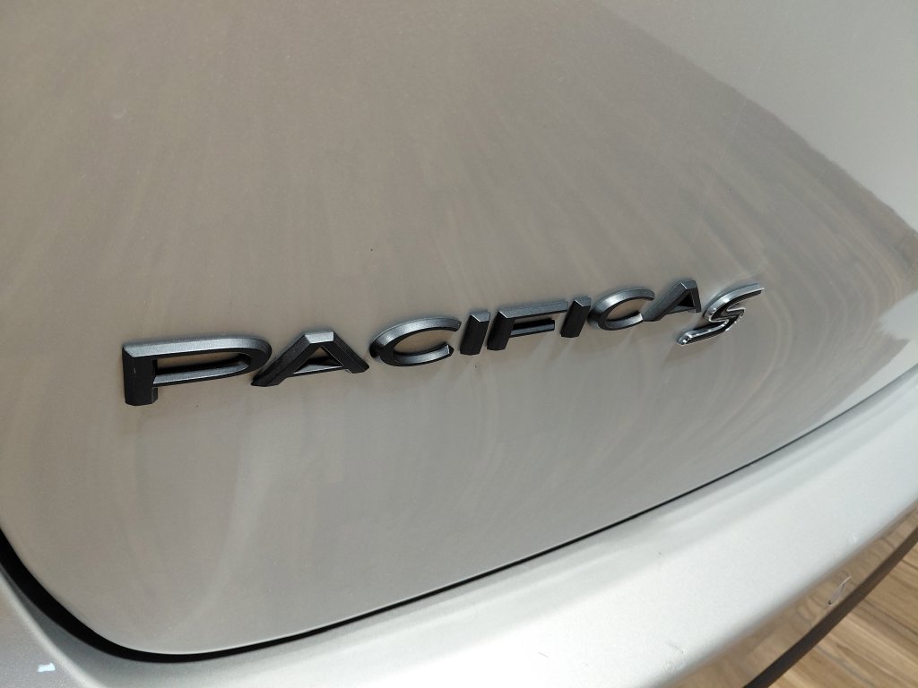 Certified 2026 Chrysler Pacifica Limited w/ S Appearance Package FWD image 24