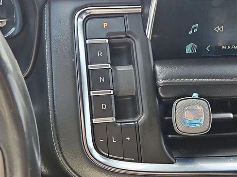 Used 2022 Chevrolet Suburban LT w/ Luxury Package image 12