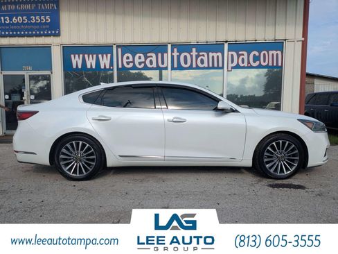 Used 2017 Kia Cadenza Premium w/ Luxury Package FWD image 2