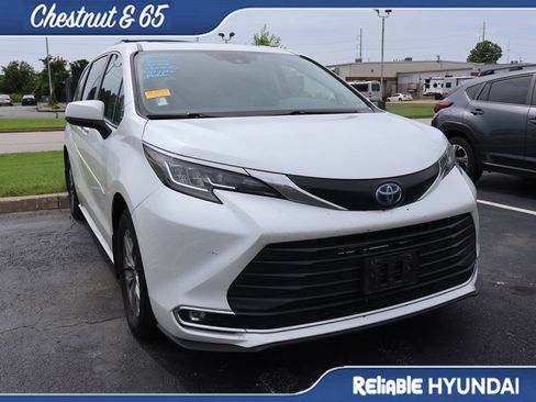 Used 2022 Toyota Sienna XLE w/ XLE Plus Package FWD image 3