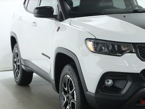 Used 2025 Jeep Compass Trailhawk AWD/4WD image 9