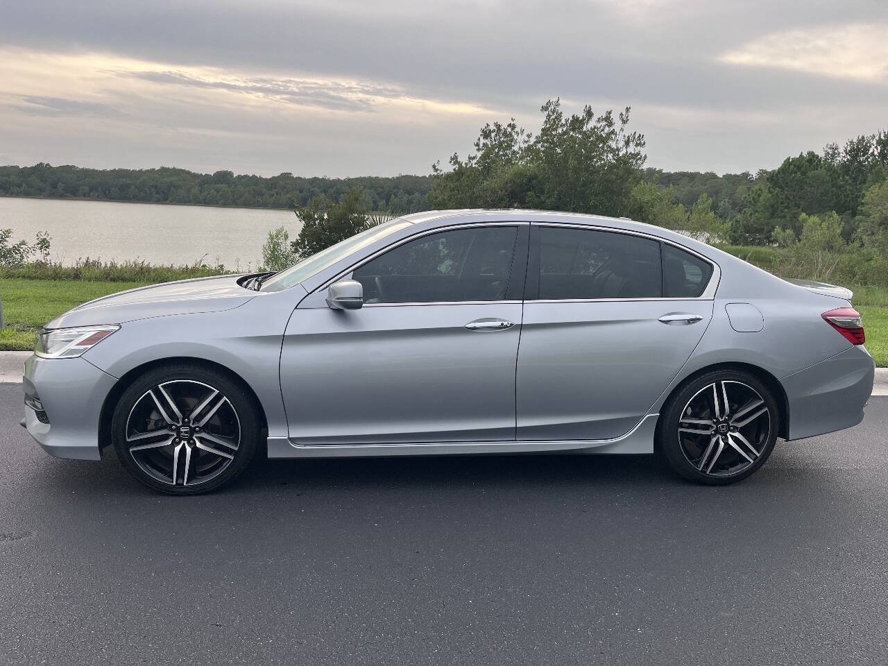 Used 2017 Honda Accord Touring image 6