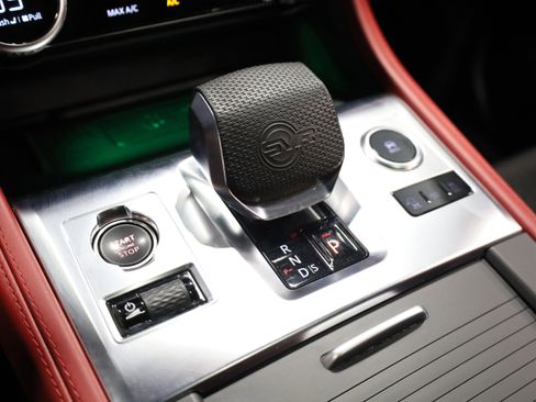 Used 2023 Jaguar F-PACE SVR image 30