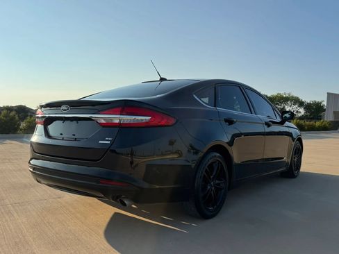 Used 2018 Ford Fusion SE w/ Fusion SE Technology Package FWD image 4
