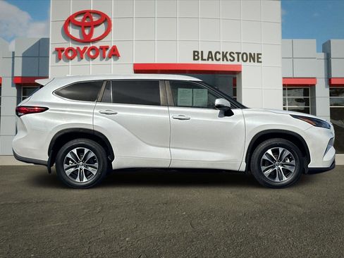 Used 2023 Toyota Highlander XLE FWD image 2