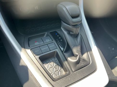 Used 2025 Toyota RAV4 XLE FWD image 29