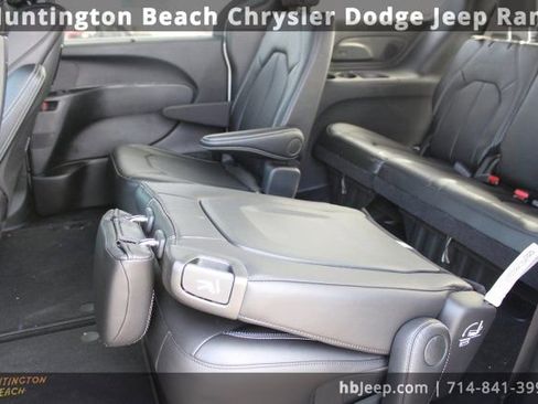Used 2026 Chrysler Pacifica Select image 47