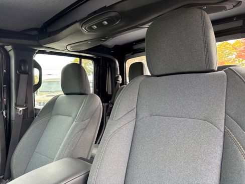 New 2025 Jeep Gladiator Sport image 14