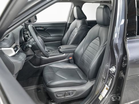 Used 2021 Toyota Highlander XLE image 16