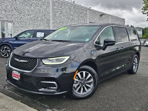 Used 2023 Chrysler Pacifica Touring-L FWD image 1