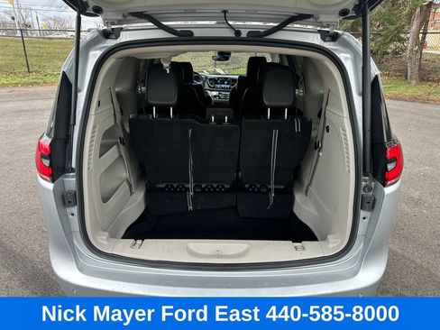 Used 2023 Chrysler Pacifica Touring-L image 16