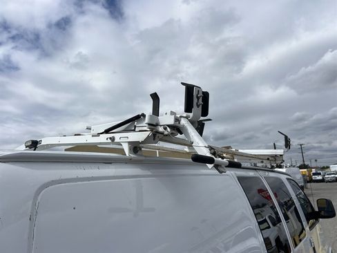 Used 2014 Chevrolet Express 2500 image 15