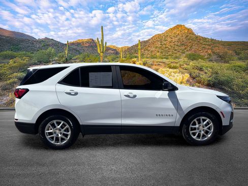Used 2023 Chevrolet Equinox LS w/ LS Convenience Package FWD image 3