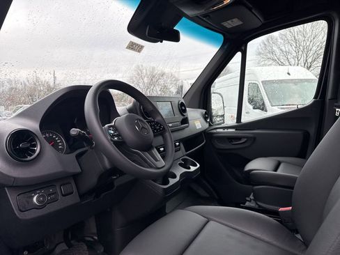 Used 2024 Mercedes-Benz Sprinter 2500 image 6