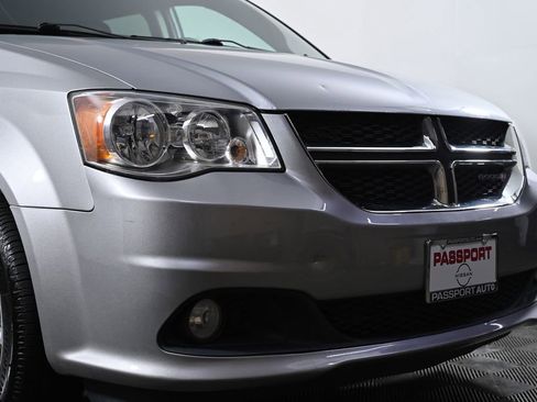 Used 2019 Dodge Grand Caravan SXT image 6