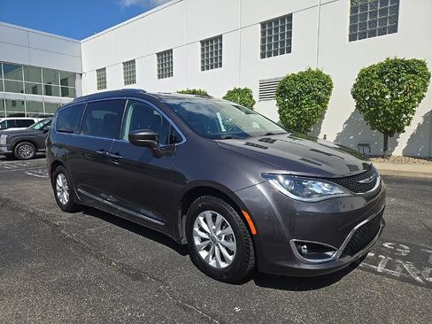 Used 2019 Chrysler Pacifica Touring-L FWD image 4