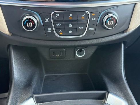 Used 2022 Chevrolet Traverse LS FWD image 27