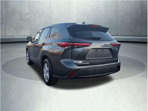 Certified 2023 Toyota Highlander L image 22