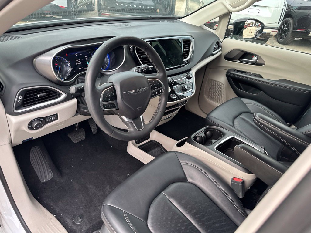 Used 2024 Chrysler Pacifica Touring-L FWD image 13