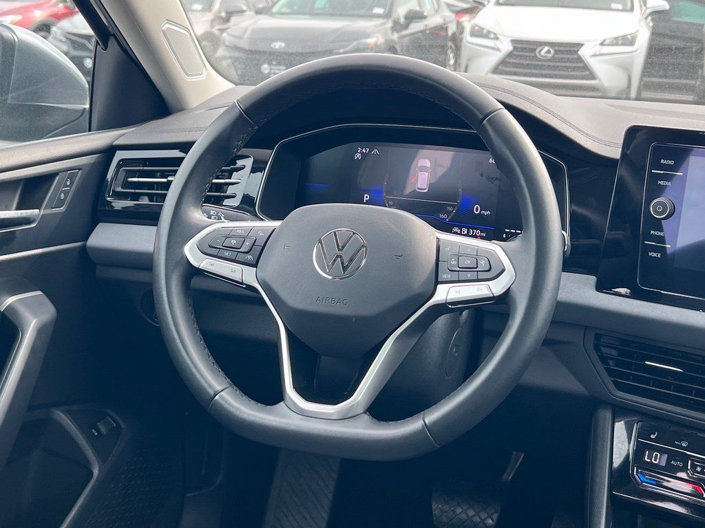 Used 2025 Volkswagen Jetta SE FWD image 12