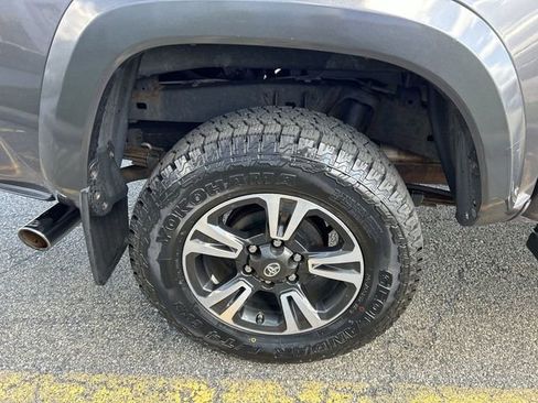 Used 2016 Toyota Tacoma TRD Sport image 12