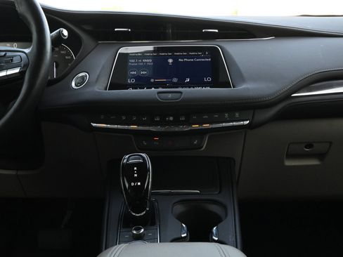 Used 2023 Cadillac XT4 Luxury w/ Cold Weather Package FWD image 12