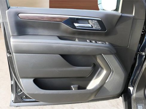 Used 2025 Chevrolet Suburban Z71 image 10